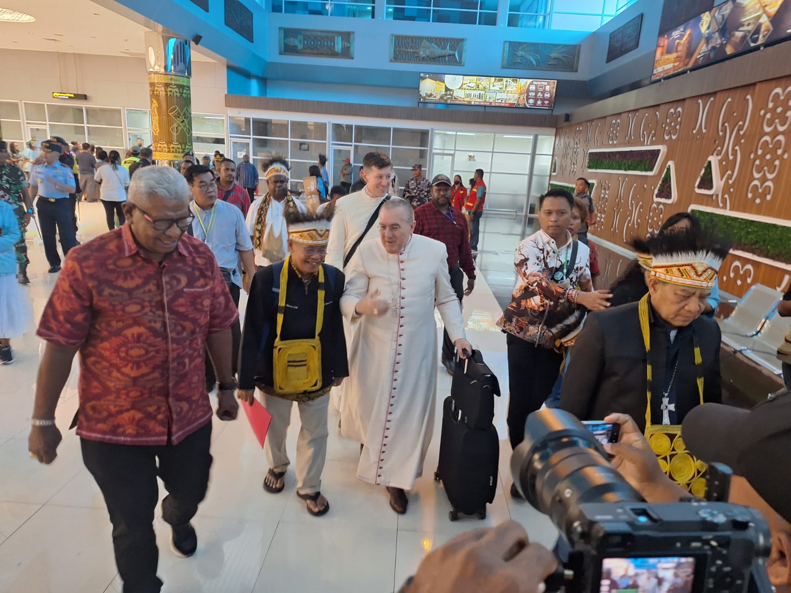 Mgr Piero Pioppo Tiba di Timika, Disambut Hangat dengan Tarian Adat