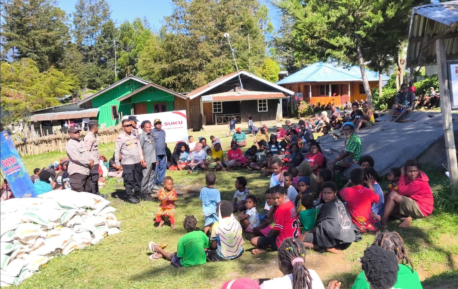 Silaturahmi dan Penyaluran Sembako di Ilaga, Tokoh Adat Dukung Ajakan Bupati Elvis Tabuni Jaga Keamanan Kabupaten Puncak