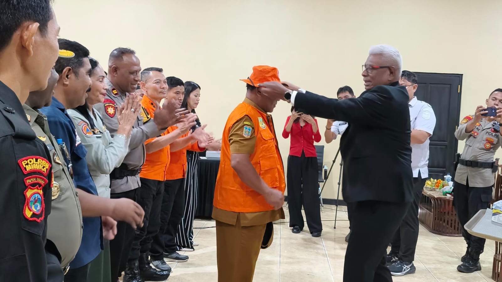 Tingkatkan Kesiapsiagaan Hadapi Bencana, Bupati Mimika Lantik 80 TRC