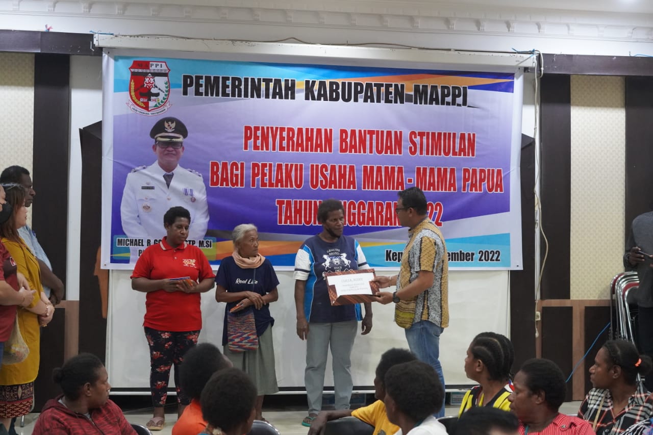  Pj Bupati Mappi Salurkan Bantuan Stimulan  Tabungan Umkm Kepada 1000 Orang Mama - Mama Papua