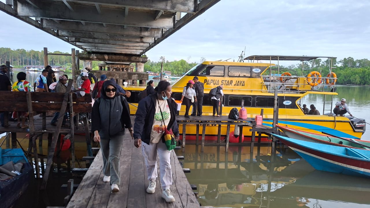 Ketua dan Wakil Ketua Dekranasda Mimika Kunker ke Pesisir, Tinjau Potensi Kerajinan Masyarakat