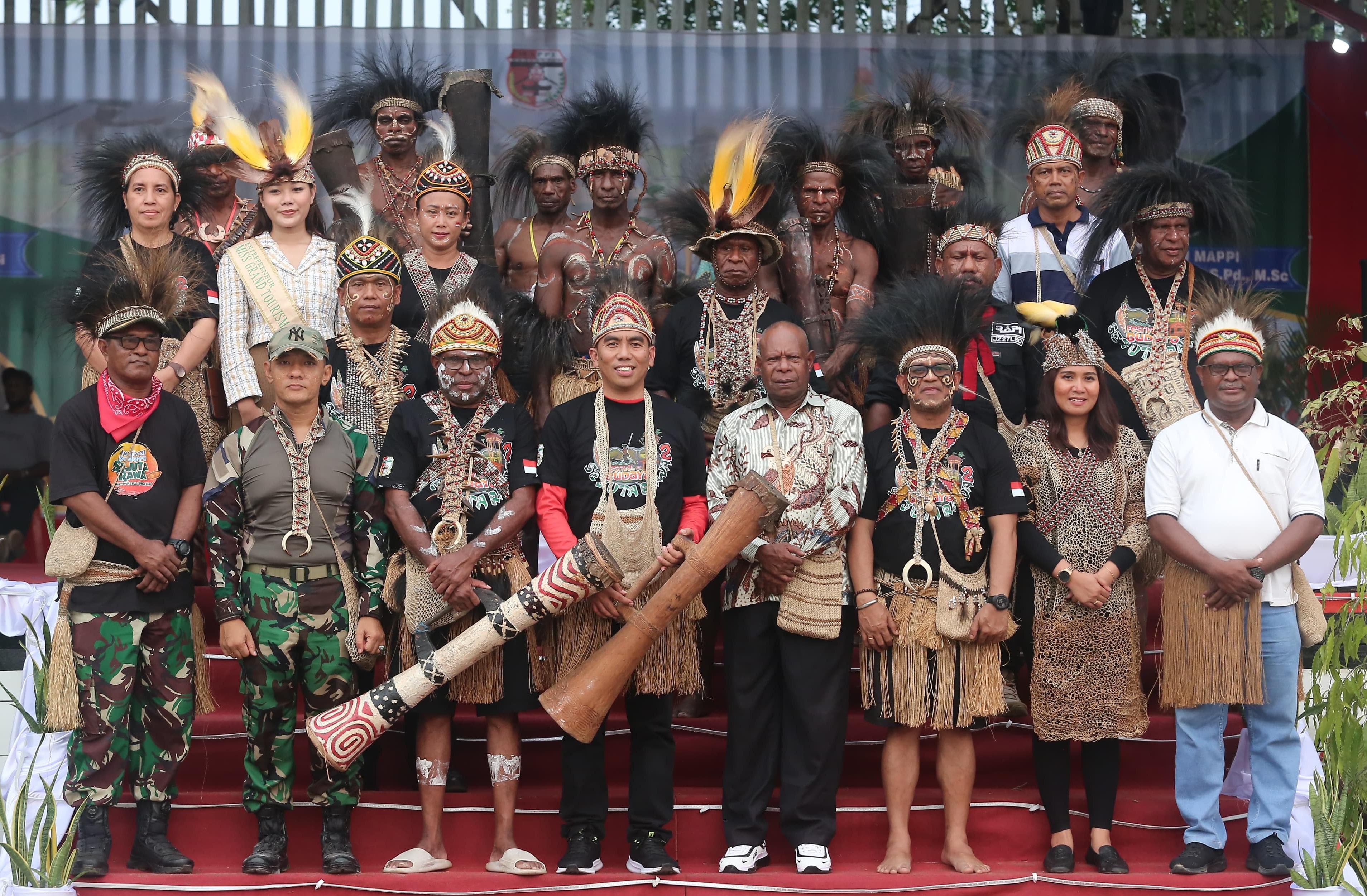 Direktur Pemasaran Pariwisata  Nusantara Kementerian Pariwisata Secara Resmi Menutup Festival Budaya Sejuta Rawa Ke -2