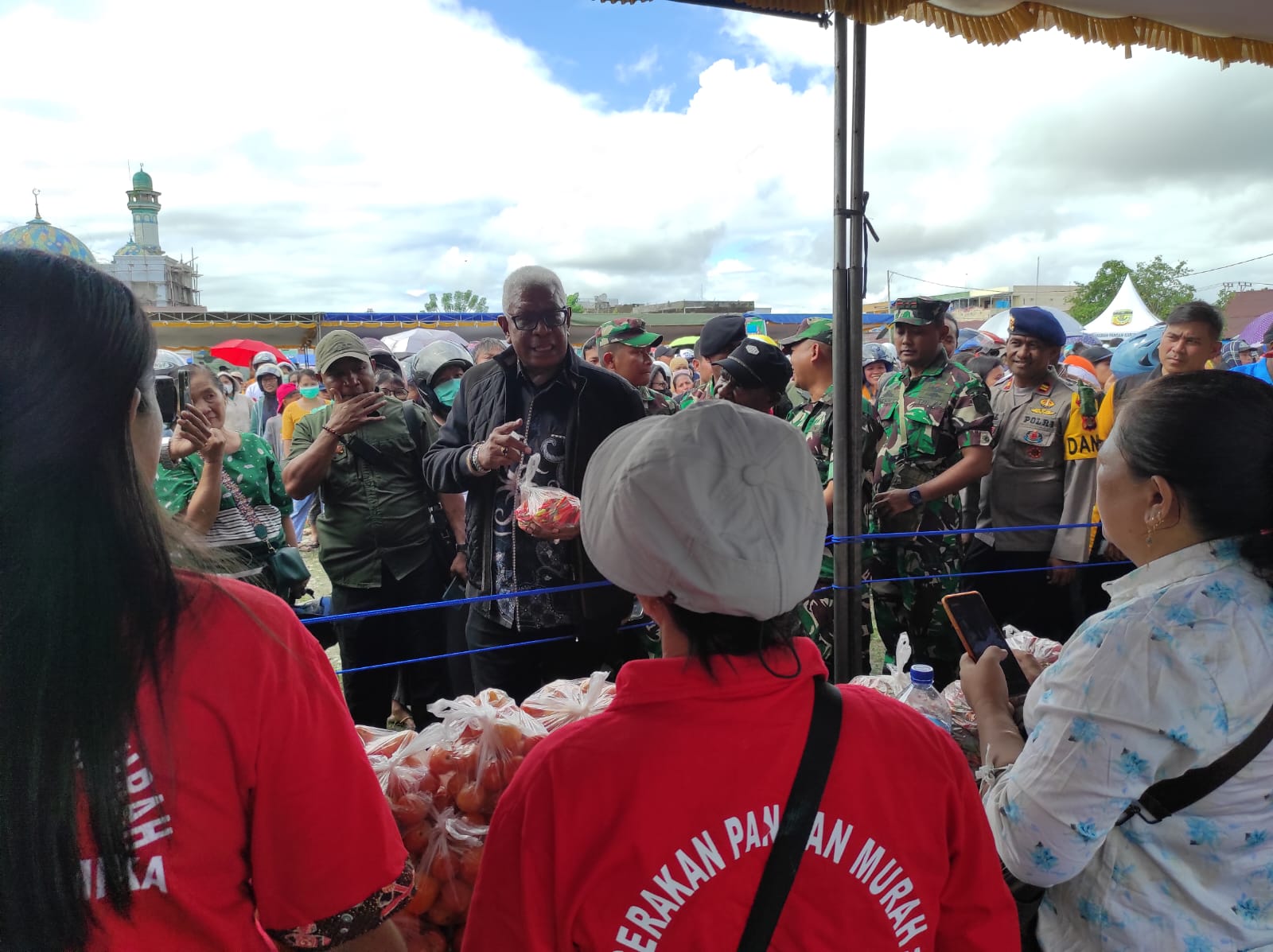 Sambut Hari Raya Idul Adha1445 H, Pemkab Mimika Gelar Pasar Murah dan Penyerahan Hewan Kurban