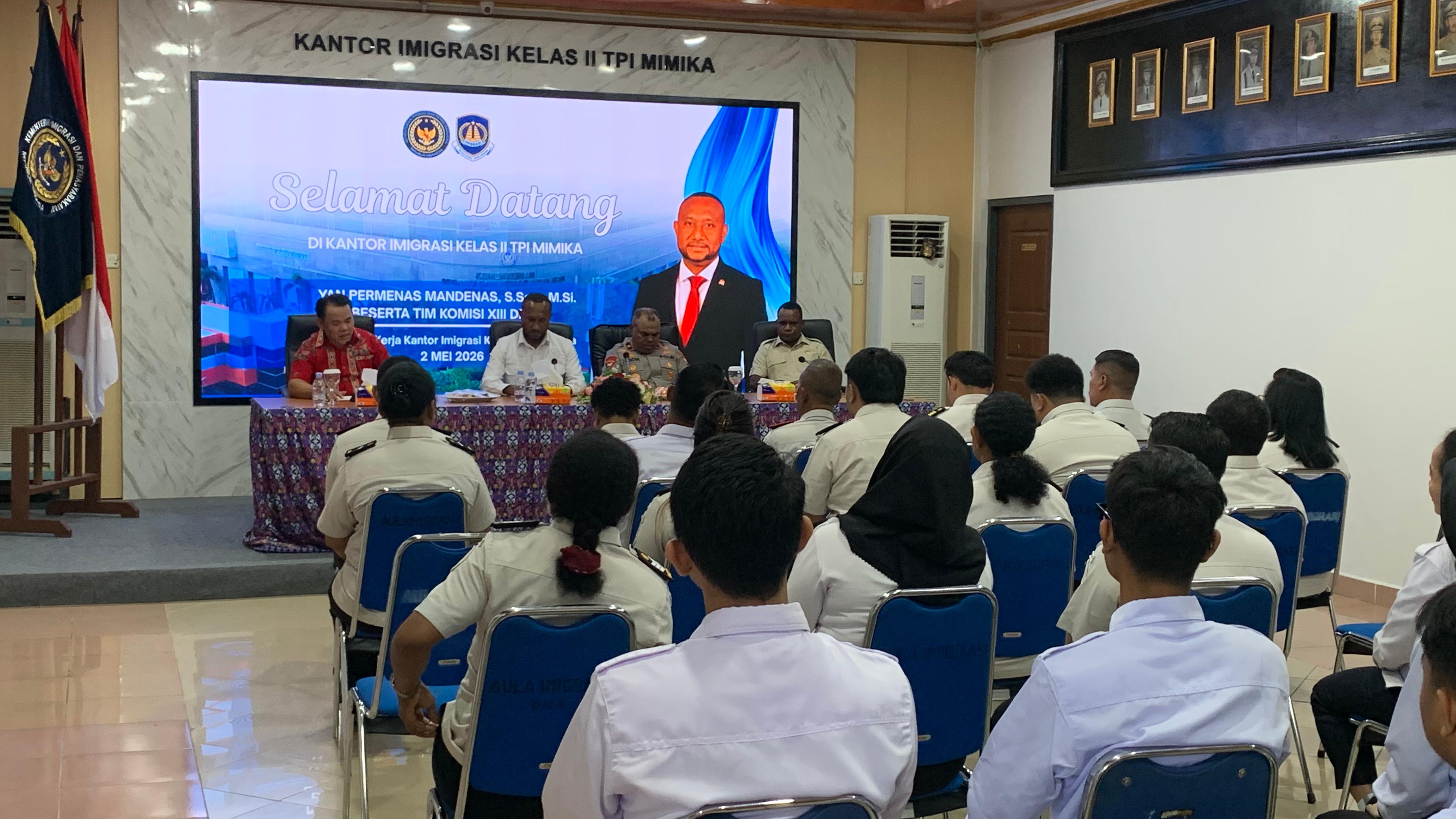 Kunjungi Kantor Imigrasi Kelas II TPI Timika, Yan Mandenas Dorong Penguatan SDM dan Pembantukan Kanwil PPT