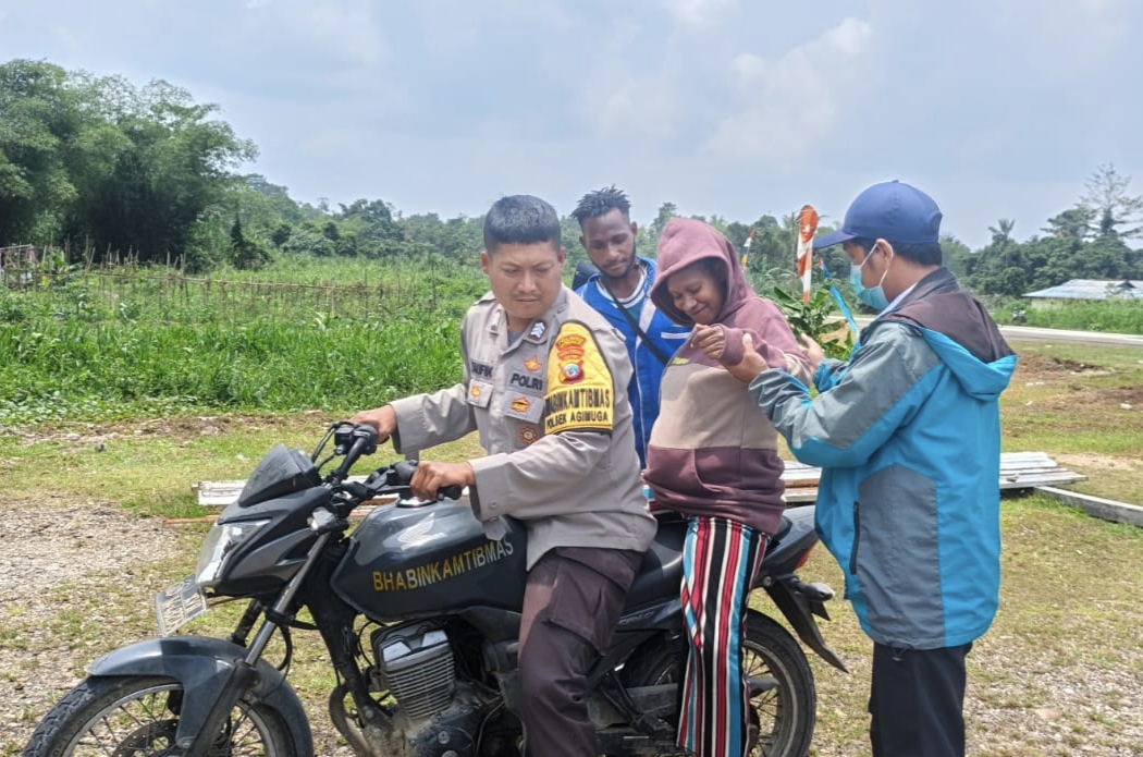 Ambulans Rusak, Bhabinkamtibmas Polsek Agimuga Evakuasi Ibu Hamil Pakai Motor ke Bandara