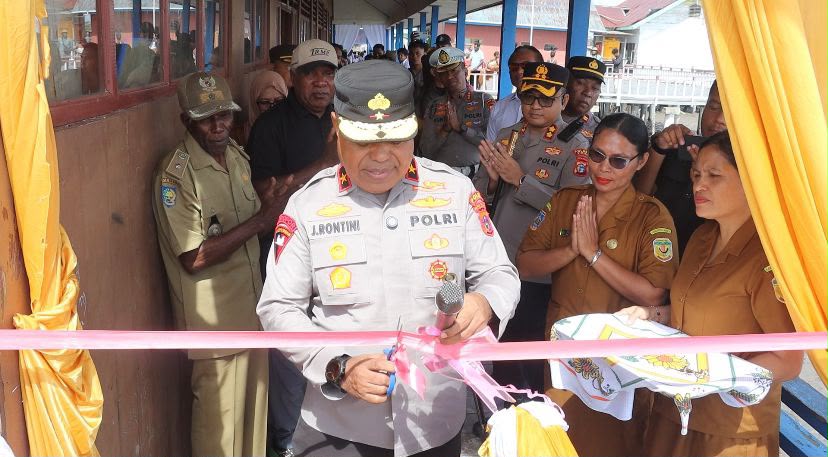 Kapolda Papua Tengah Resmikan MCK Sekolah di Pulau Karaka