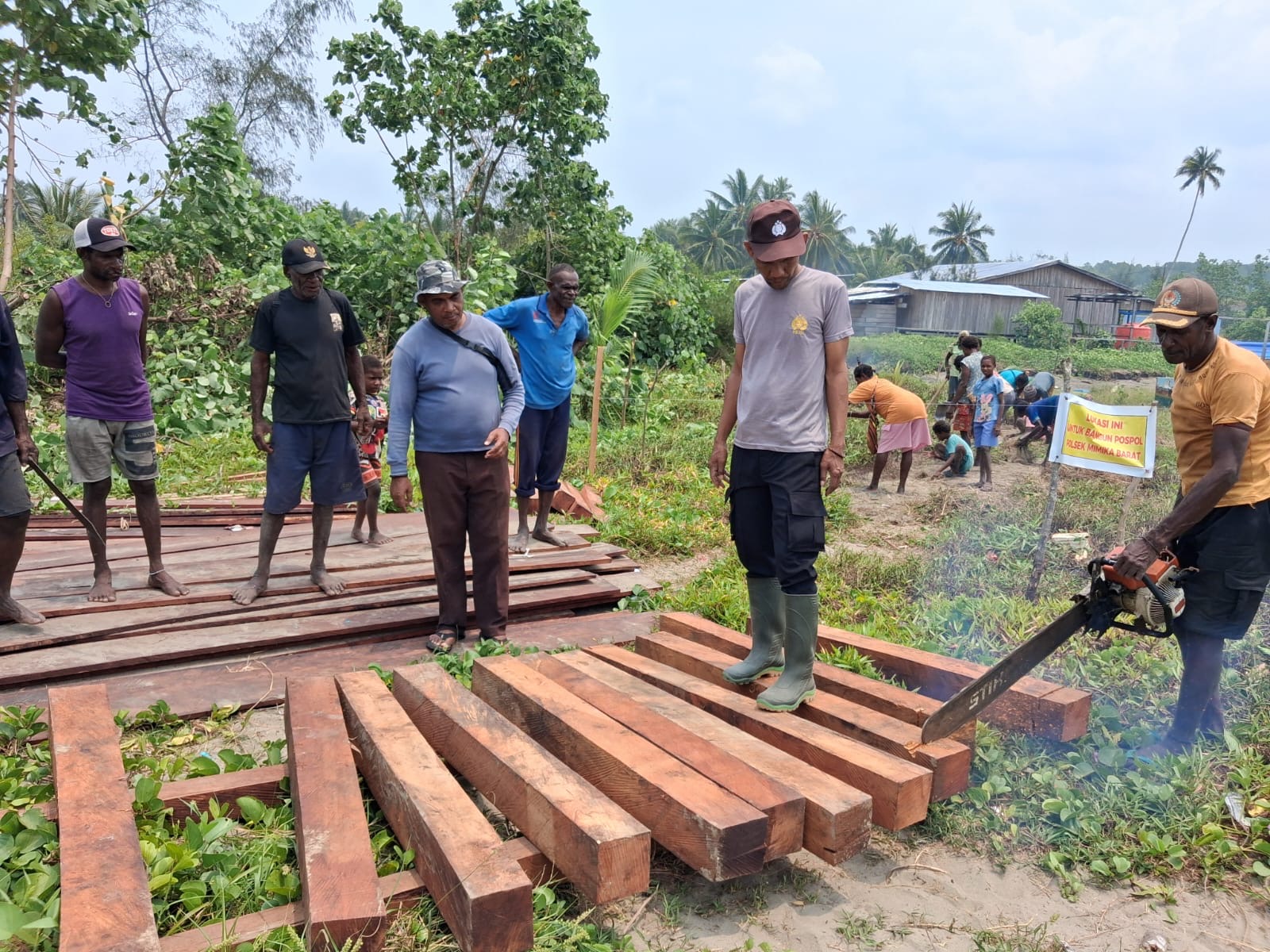 Warga dan Polsek Mimika Barat Gotong Royong Bangun Pospol di Paronggo