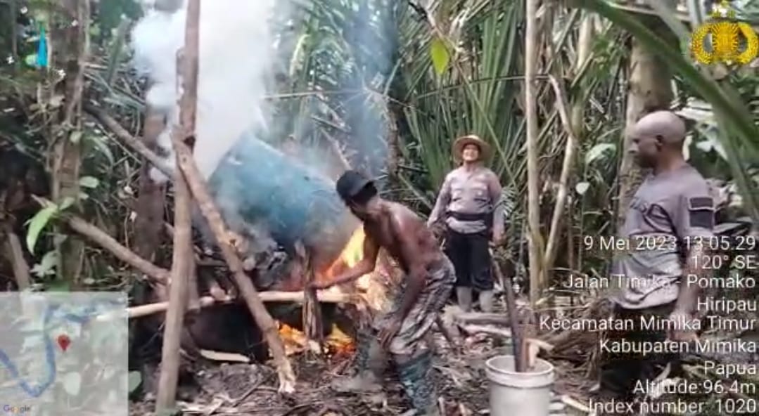 Salah Satu Tempat Penyulingan Minuman Keras Lokal di Wilayah Miktim Dibakar dalam Razia Gabungan
