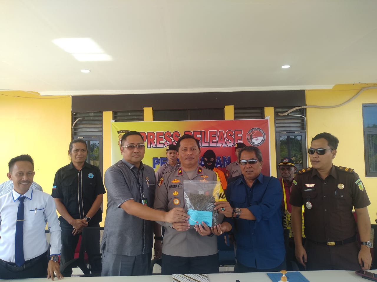 Polres Mimika Musnahkan Ratusan Gram Ganja