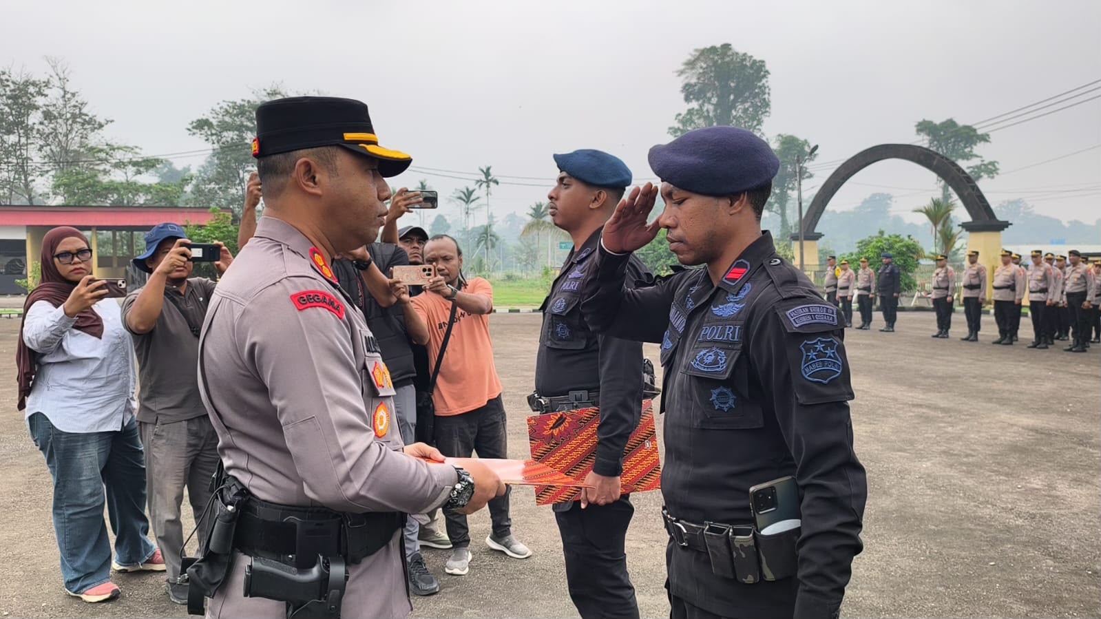 Dua Anggota Brimob Raih Penghargaan Usai Tangkap Pelaku Penganiayaan Berat di Mimika