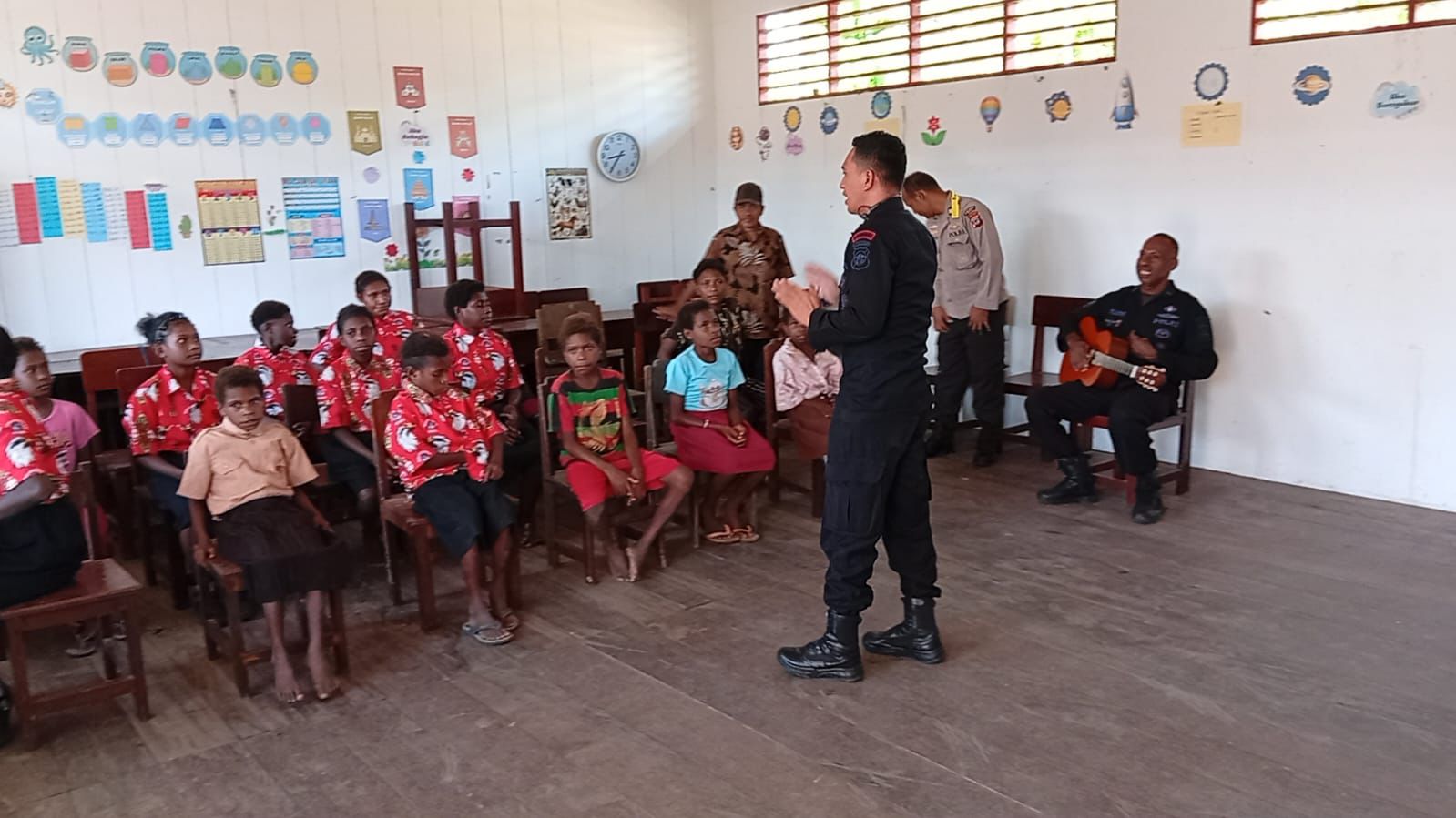 Melampaui Tugas Pengamanan: Jejak Kasih Brimob di Pelosok Kapiraya
