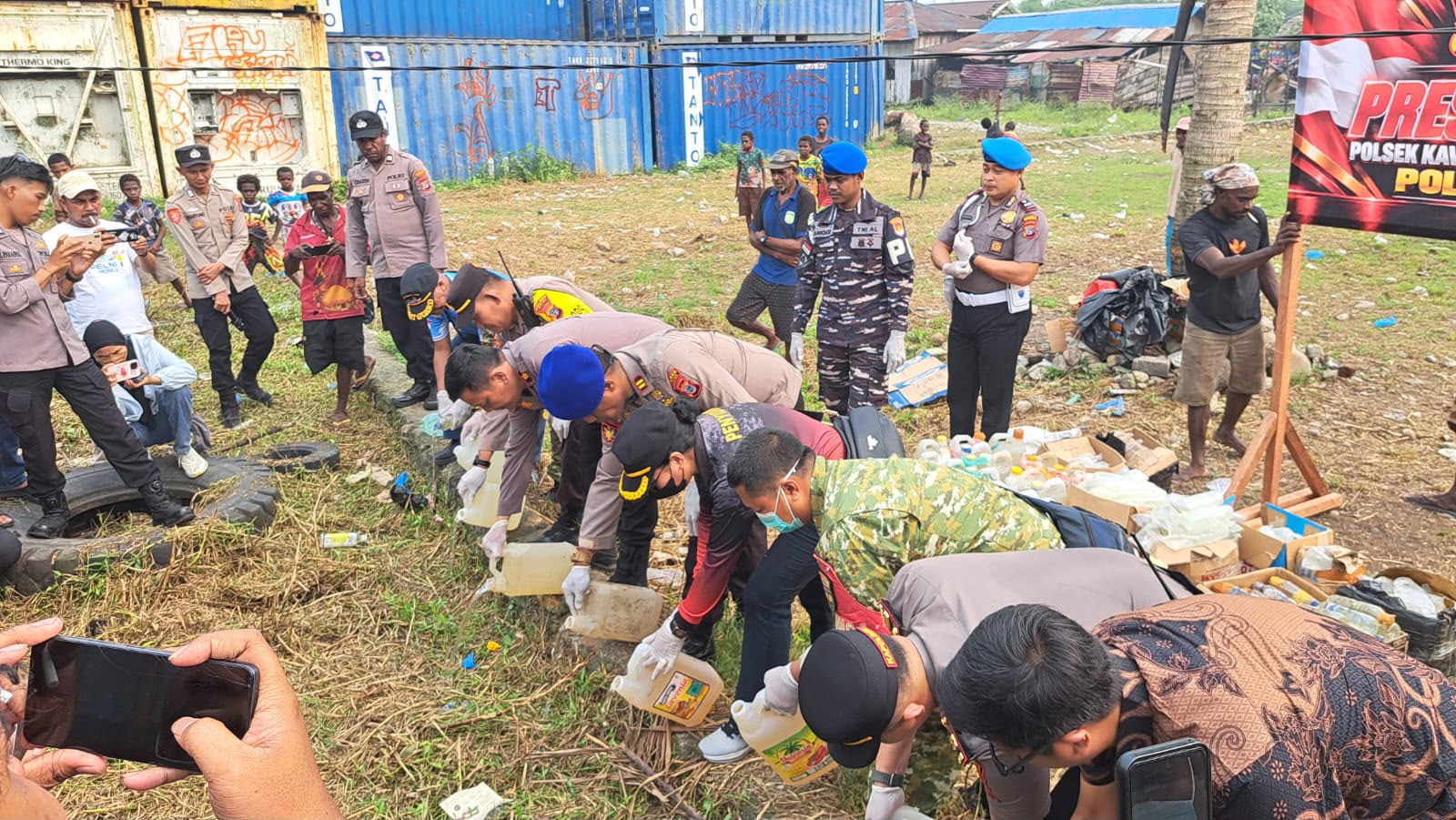 Polres Mimika Musnahkan 1 Ton Lebih Miras Lokal di Poumako