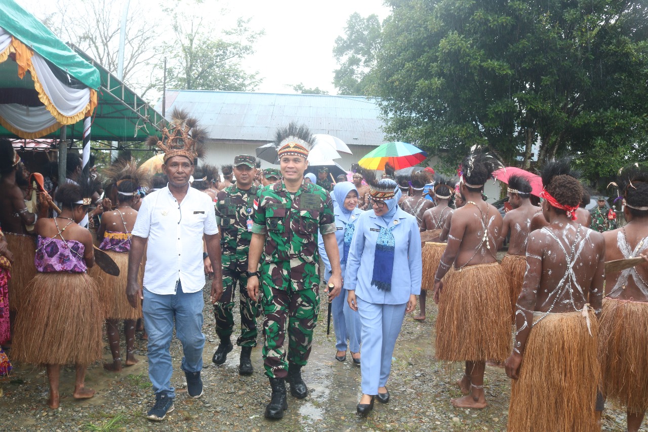 Peringati Hari Bakti TNI AU ke-77, Pangkoopsud III Gelar Baksos Bersama Warga Kampung Nawaripi