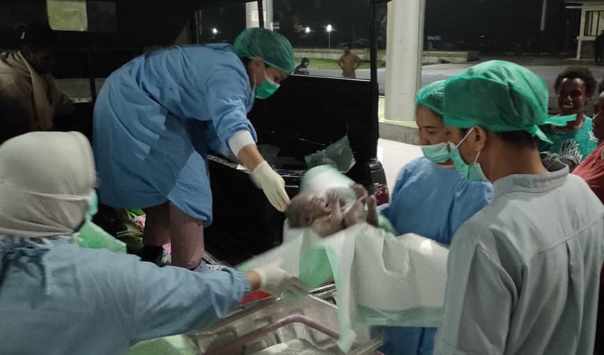 Polsek Kwamki Narama Evakuasi Ibu Hamil, Bayi Kembar Lahir Selamat di Mobil Patroli