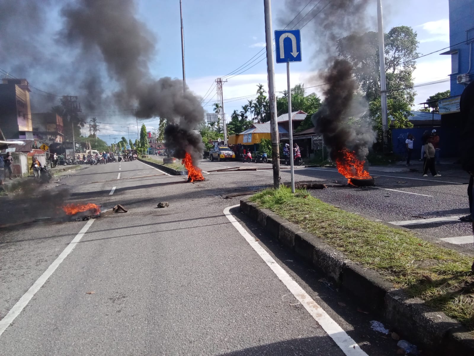 Warga Blokade Jalan Ahmad Yani Timika, Diduga Ini Penyebabnya