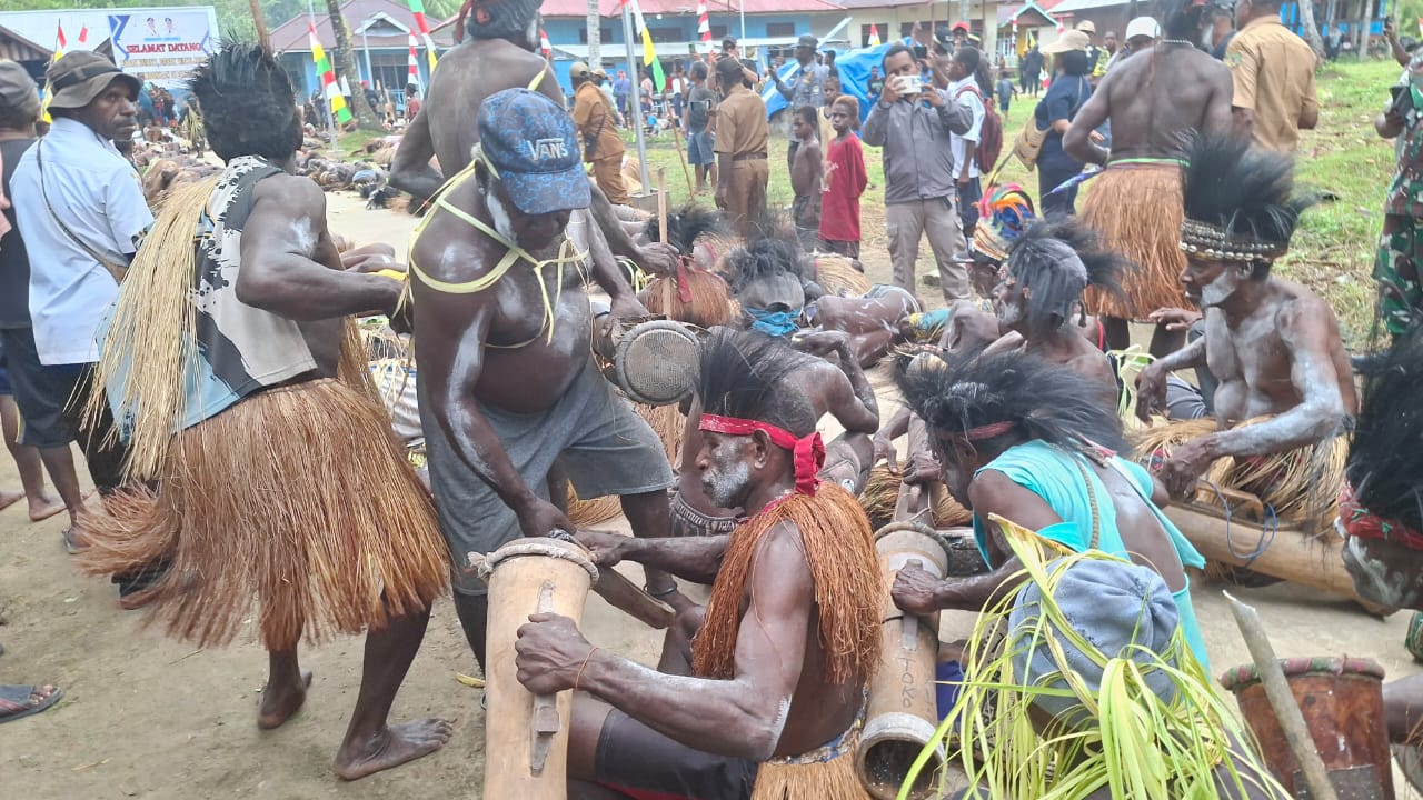 Sampai di Tanah Kelahiran di Ipaya, Bupati John Rettob Didampingi Wabup dan Dandim 1710 Mimika Dapat Sambutan Meriah