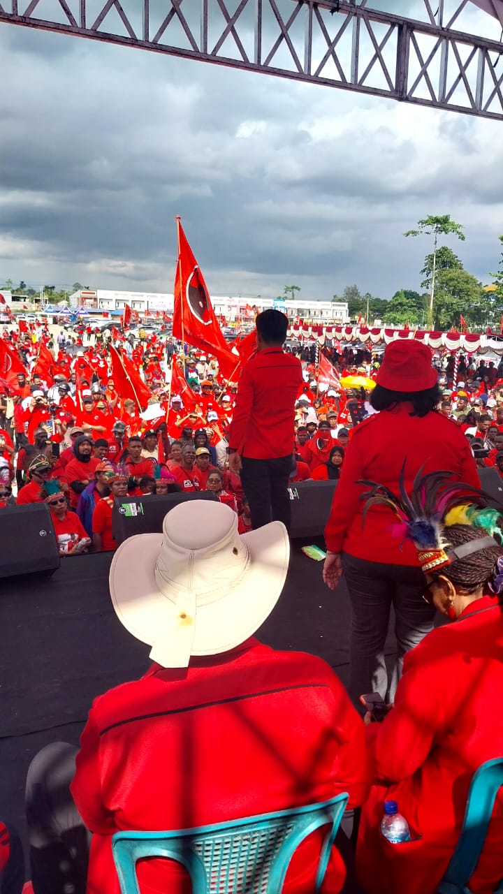 Massa Banteng Geruduk Lapangan TI, Senja Kota Timika Berubah Jadi Merah