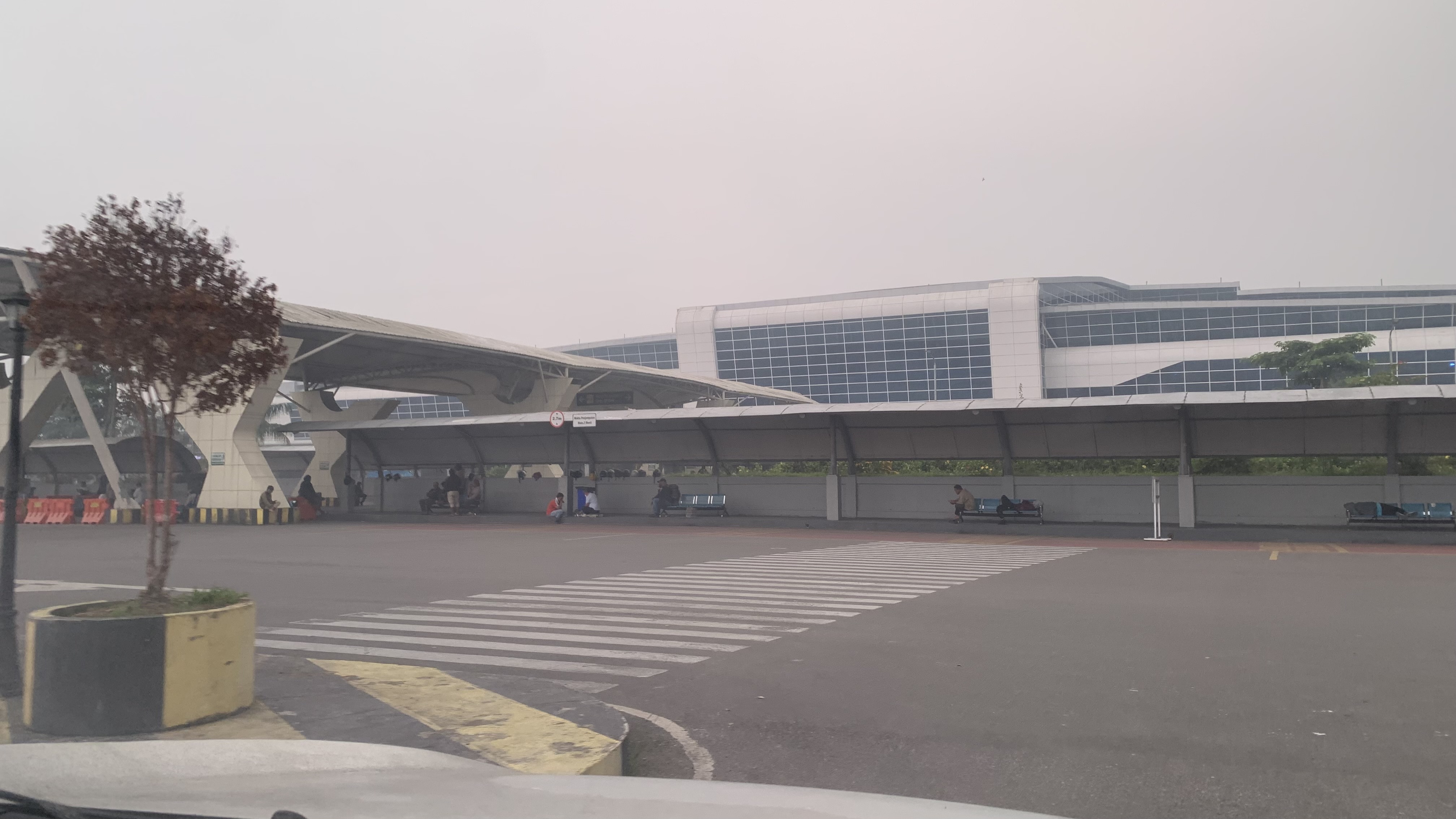 Kabut Asap Kiriman Lumpuhkan Operasional Bandara Mozes Kilangin Timika