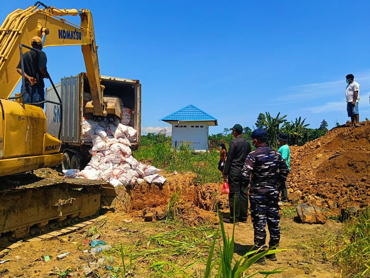 Cegah Produk Tak Layak Edar, Barantin Musnahkan 14,5 Ton Daging Ayam Busuk di Nabire