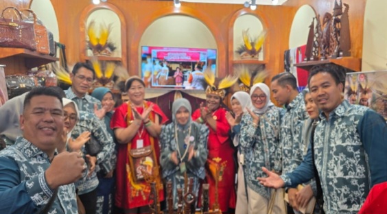 Suguhan Budaya Khas Mimika Sita Perhatian Ribuan Pengunjung HUT Dekranasda di Kaltim