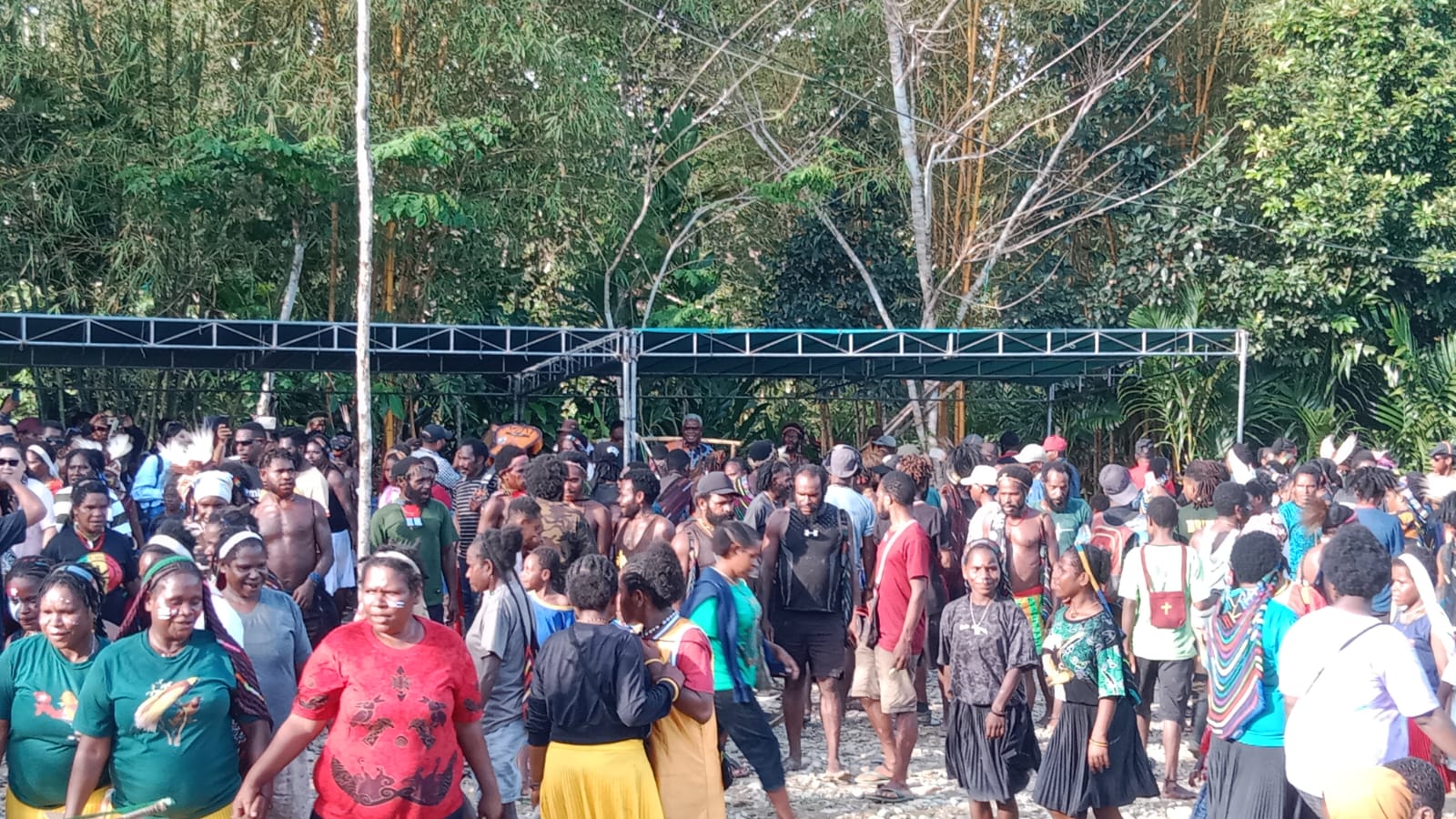 Masyarakat SP 9 Gelar Bakar Batu Masal Sambut JOEL, Aris Magai: JOEL Harus Sampai Dua Periode