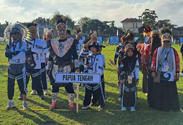 Pemanah Papua Tengah Tampil Dengan Budaya Papua Pada Pembukaan FORNAS VIII di NTB