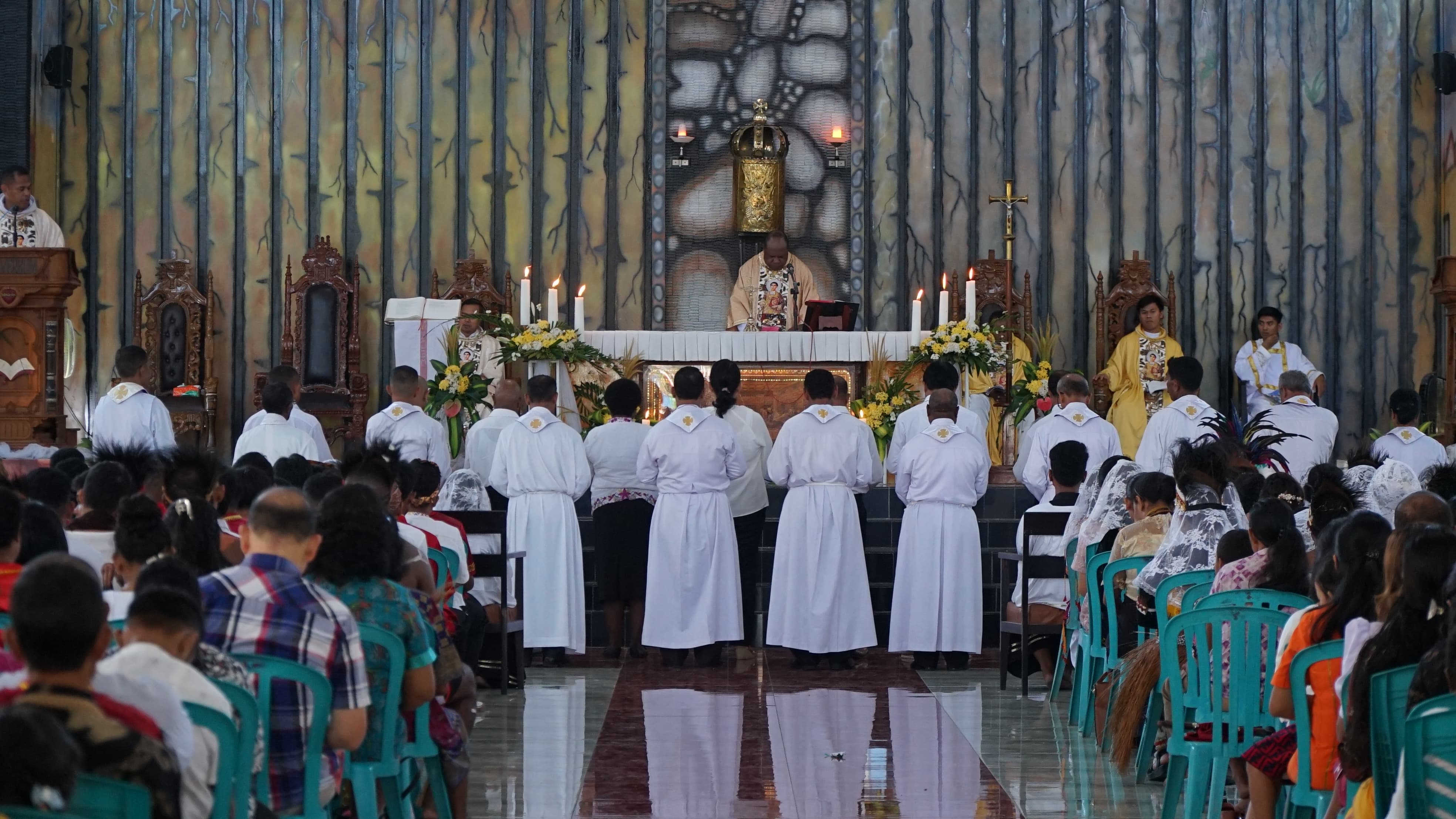 19 Pelayan Komuni Dilantik Ps. Kuayo di Paroki Santo Stefanus Sempan