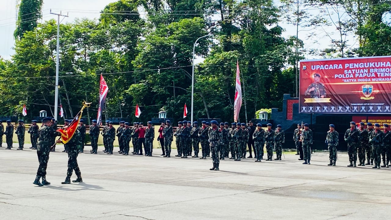Jajaran Brimob Polda Papua Tengah Laksanakan Upacara Pengukuhan Dhuaja Kesatuan "Satya Ingga Mumaiga" Memperingati HUT ke-80 Korps Brimob Polri