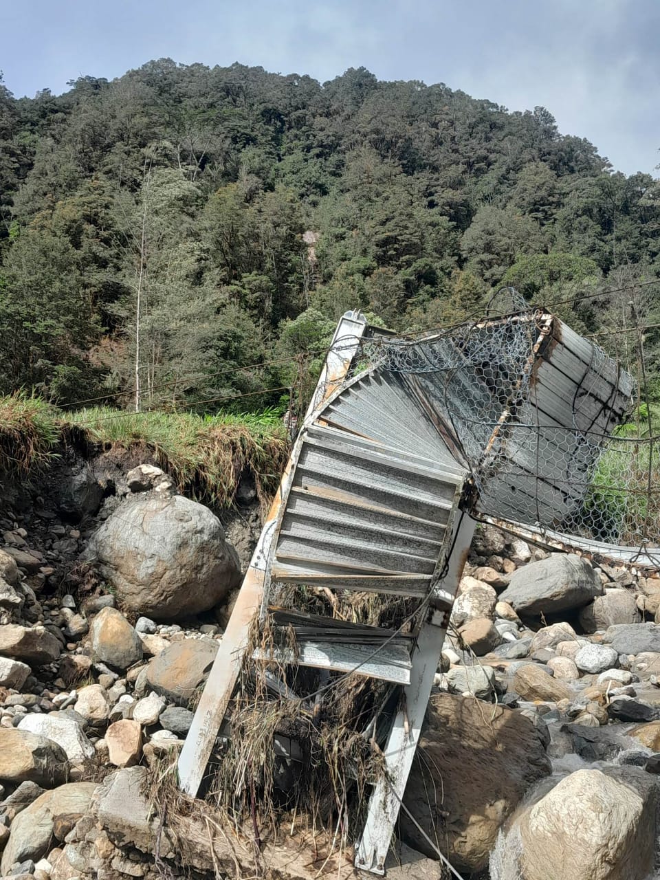 Jembatan Putus Akibat Longsor Warga 3 Kampung Terancam Kelaparan, Yanengga: Freeport Diminta Respon Darurat