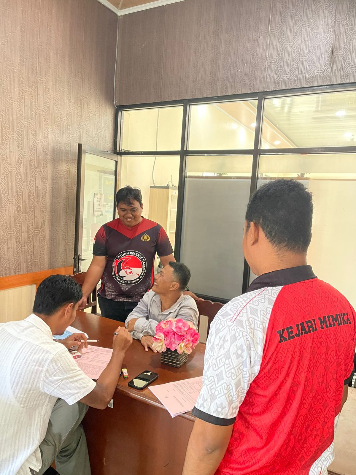 Upaya Penyelundupan Sabu Jalur Udara di Mimika: Tersangka ‘M’ Resmi Diserahkan ke Kejaksaan