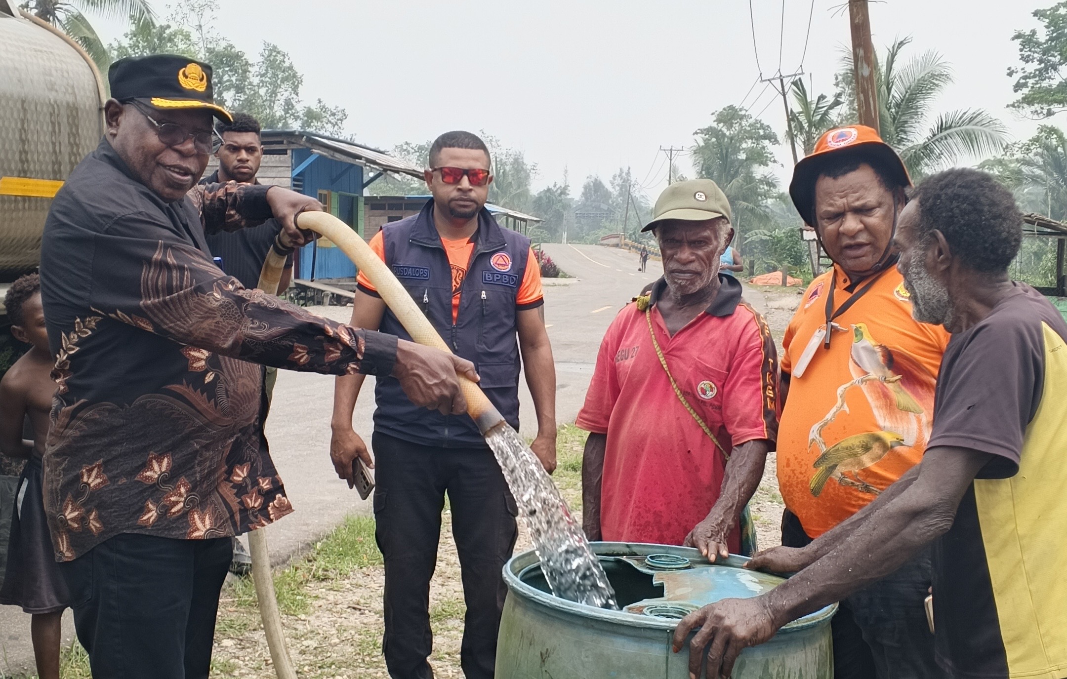 Bpbd Mimika Salurkan 6.000 Liter Air Bersih Ke Kampung Pigapu
