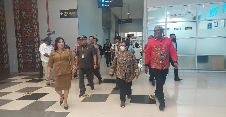 Pj Gubernur Papua Tengah Bicara Tentang Otsus Saat Transit Di Timika, Plt. Bupati Jr Sambut Bersama Jajaran Lengkap