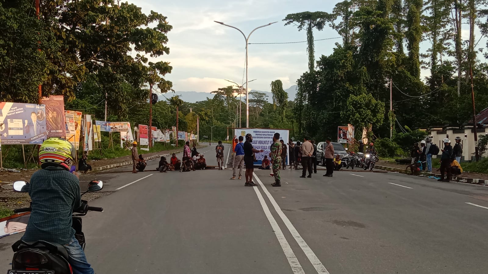 Massa Palang Jalan, Protes Tps Karya Kencana