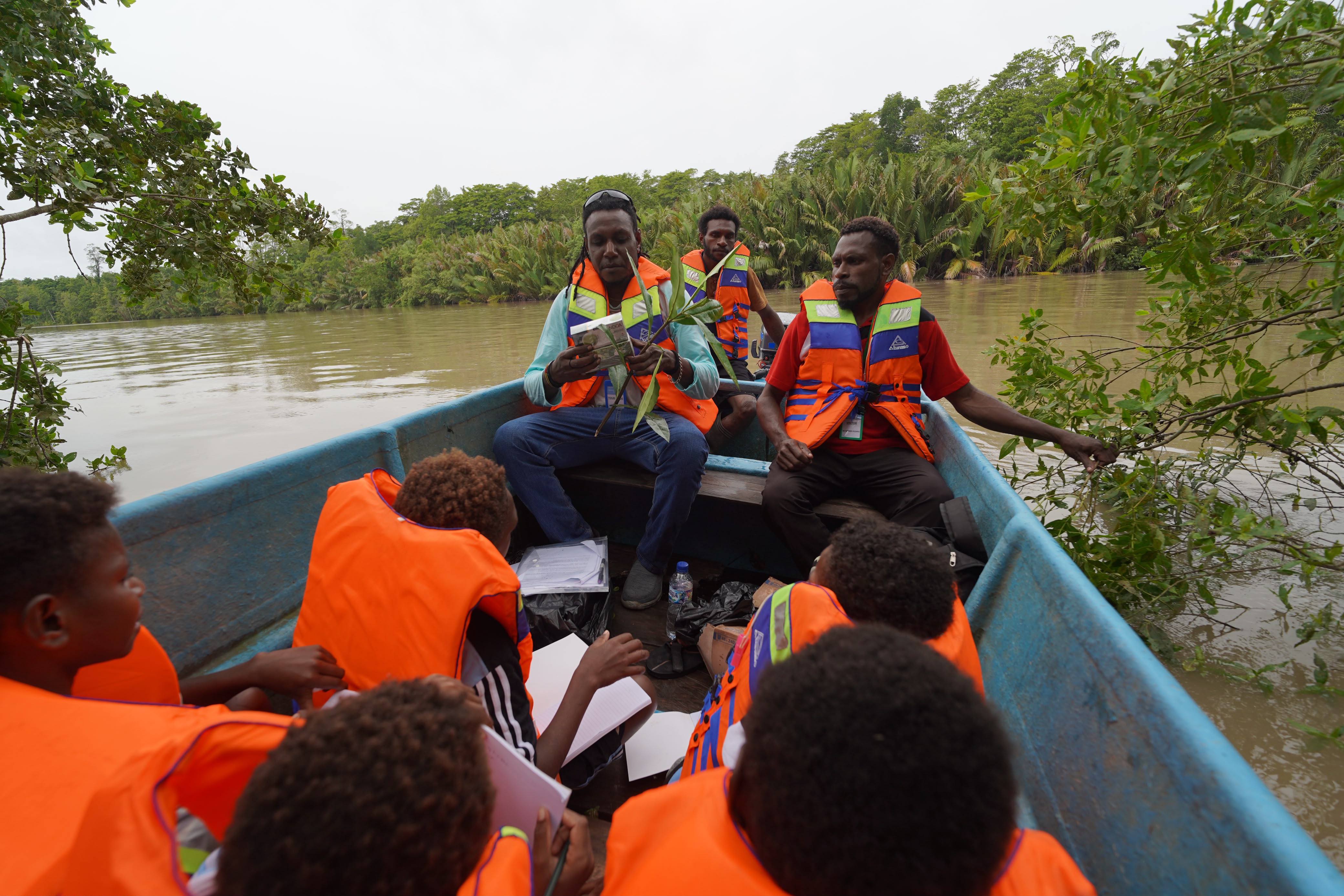 Menolak Lupa Sejarah: Anak-Anak Sekolah Belajar Warisan Leluhur di Ekowisata Mangrove Pigapu