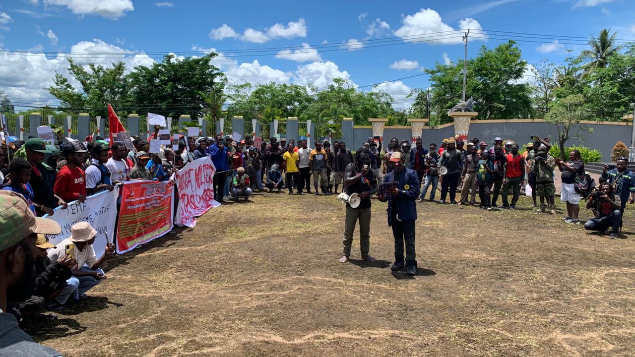 Unjuk Rasa di Kantor DPRK Mimika, FIM-WP-KPK Sampaikan 7 Tuntutan