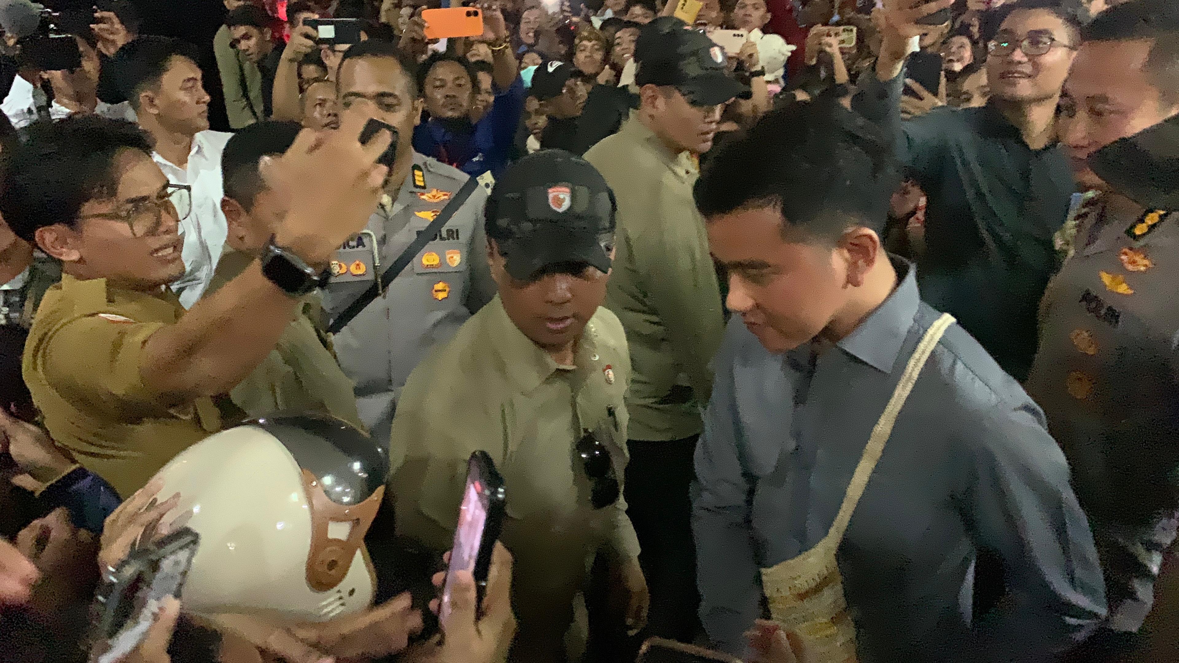 Wapres Gibran di Mimika, Warga Tumpah Ruah di Depan Toko Meriah