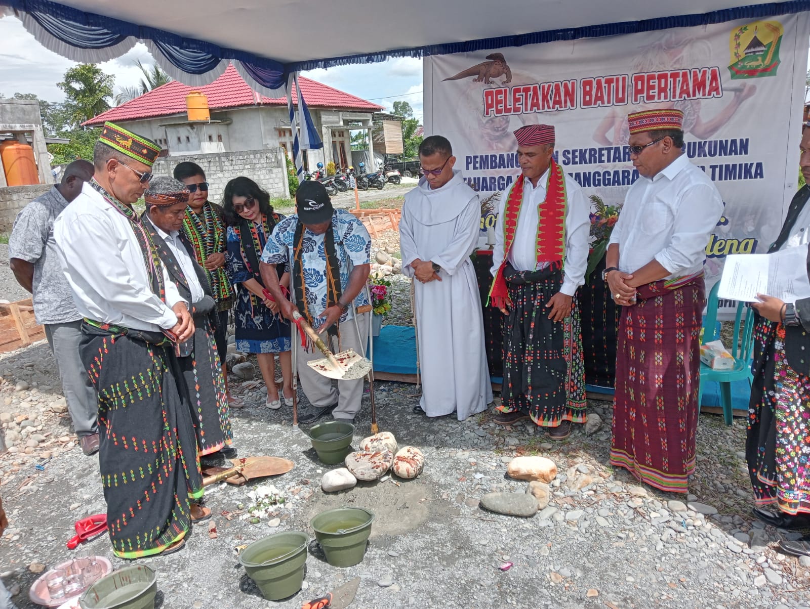 Kain Timur Jadi Simbol Persahabatan dan Perdamaian Bagi Warga NTT di Pulau Papua