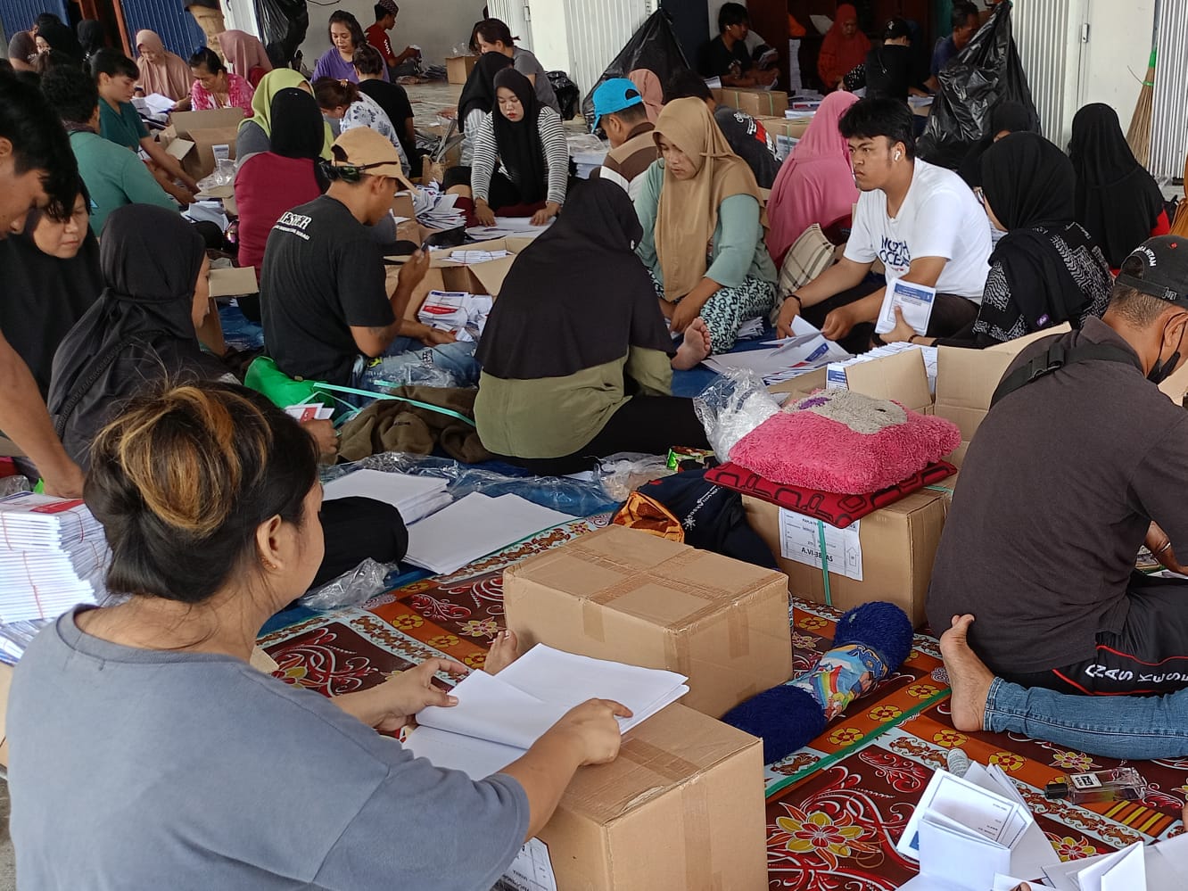 KPU Libatkan 250 Warga Lipat Kertas Surat Suara