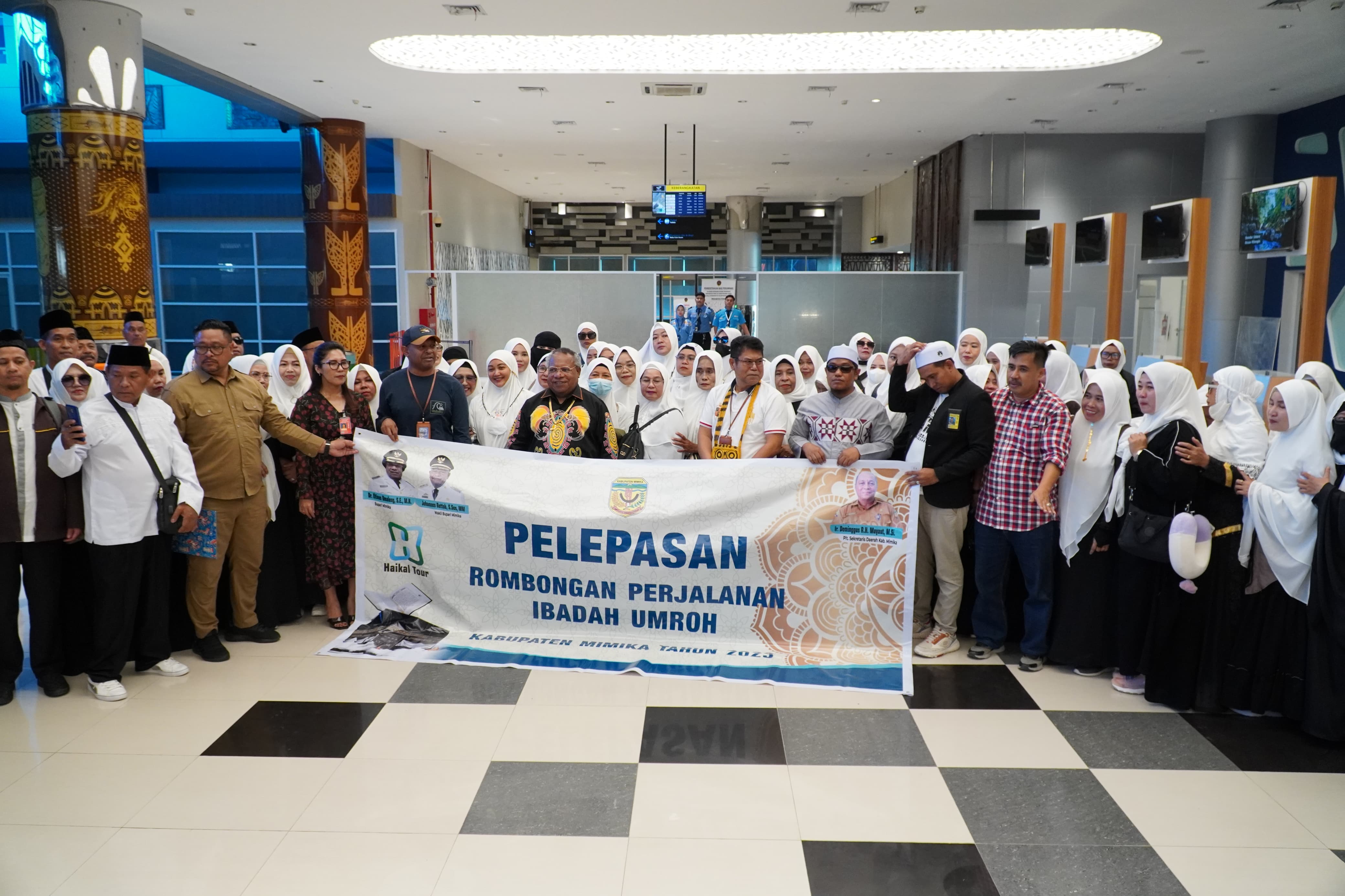 90 Jemaah Timika Berangkat Umroh Ke Mekkah, Dilepas Bupati Omaleng