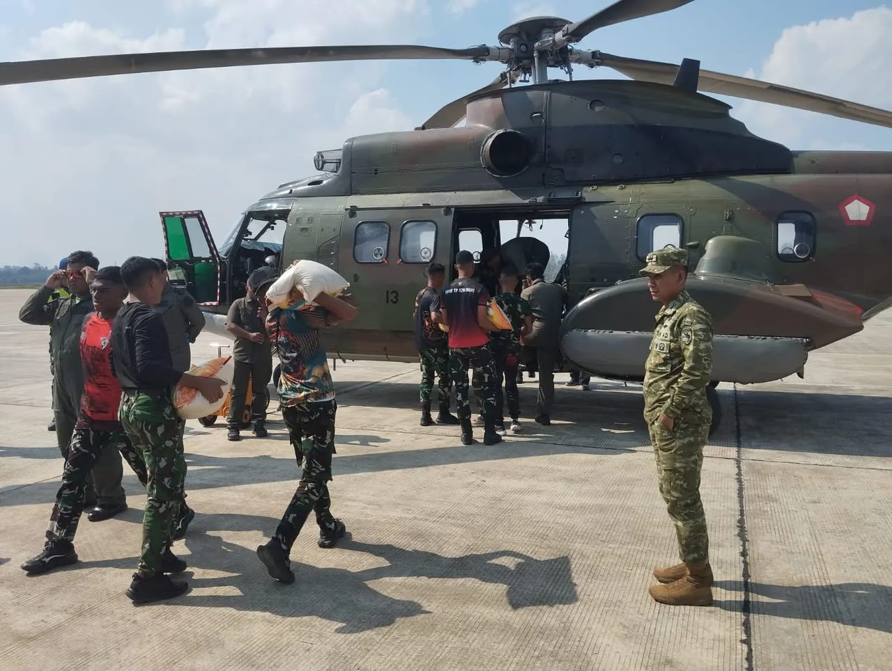 Gandeng TNI, Pemkab Mimika Kirim 4 Ton Bantuan Logistik ke Distrik Jila