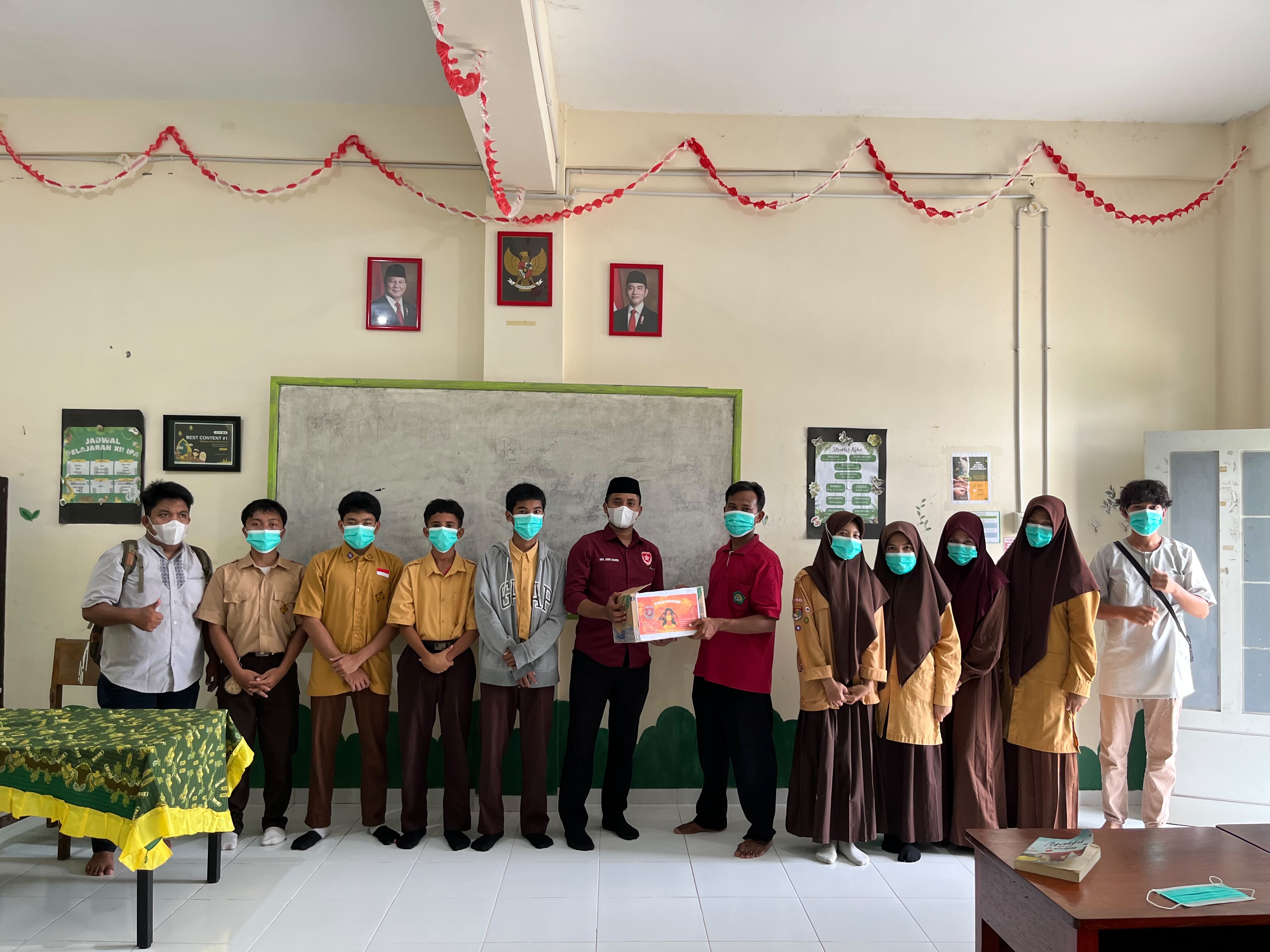 Krisis Kabut Asap di Mimika, Pemuda Muslim Bagikan Masker di Sekolah dan Masjid