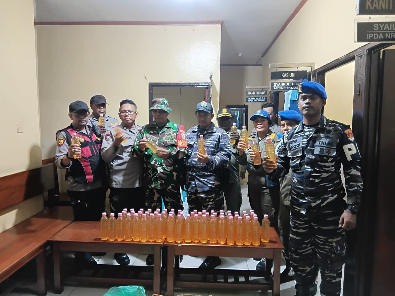Polisi Amankan 230 Liter Sopi Tanpa Pemilik di Pelabuhan Poumako