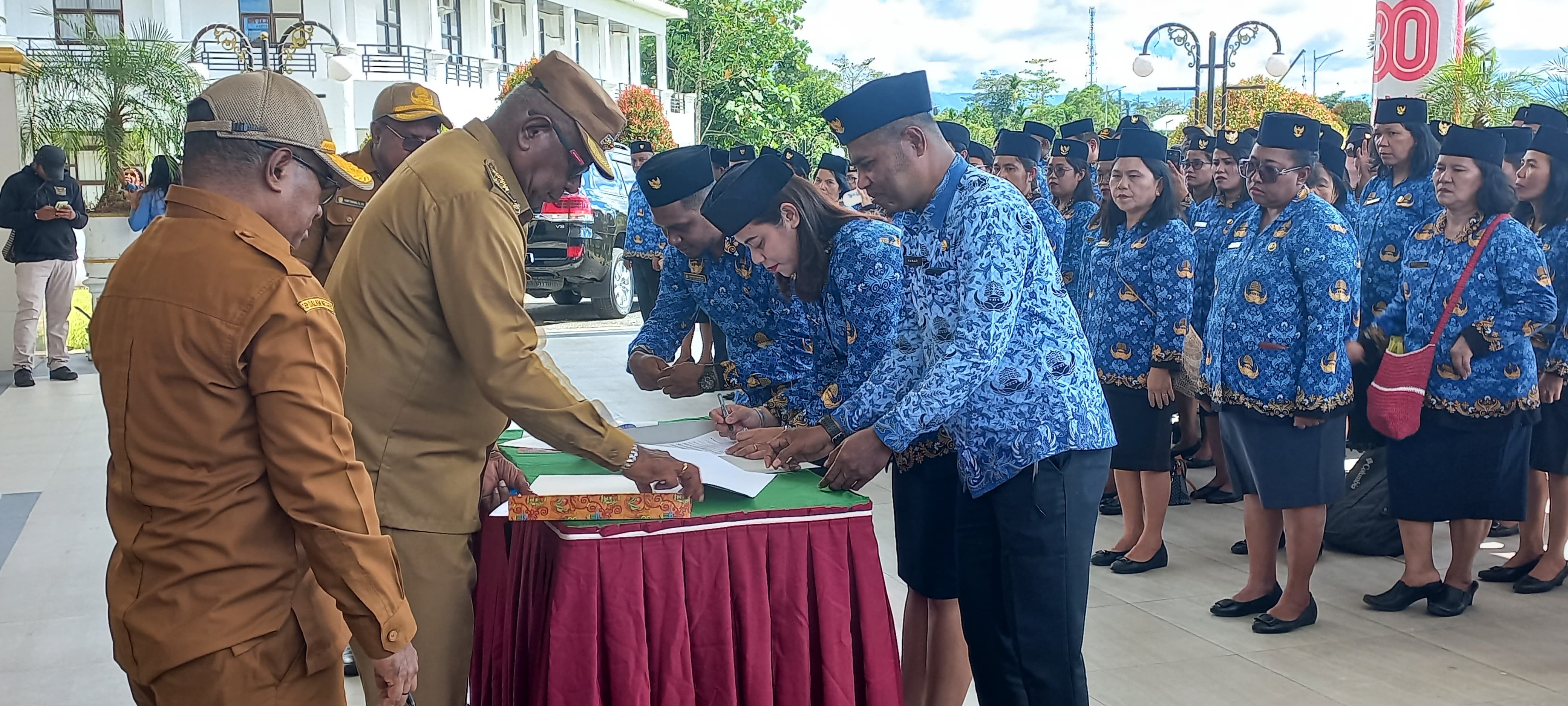 Bertahun-tahun Dinas, PNS di Kabupaten Mimika Baru Ucapkan Sumpah Janji Jabatan
