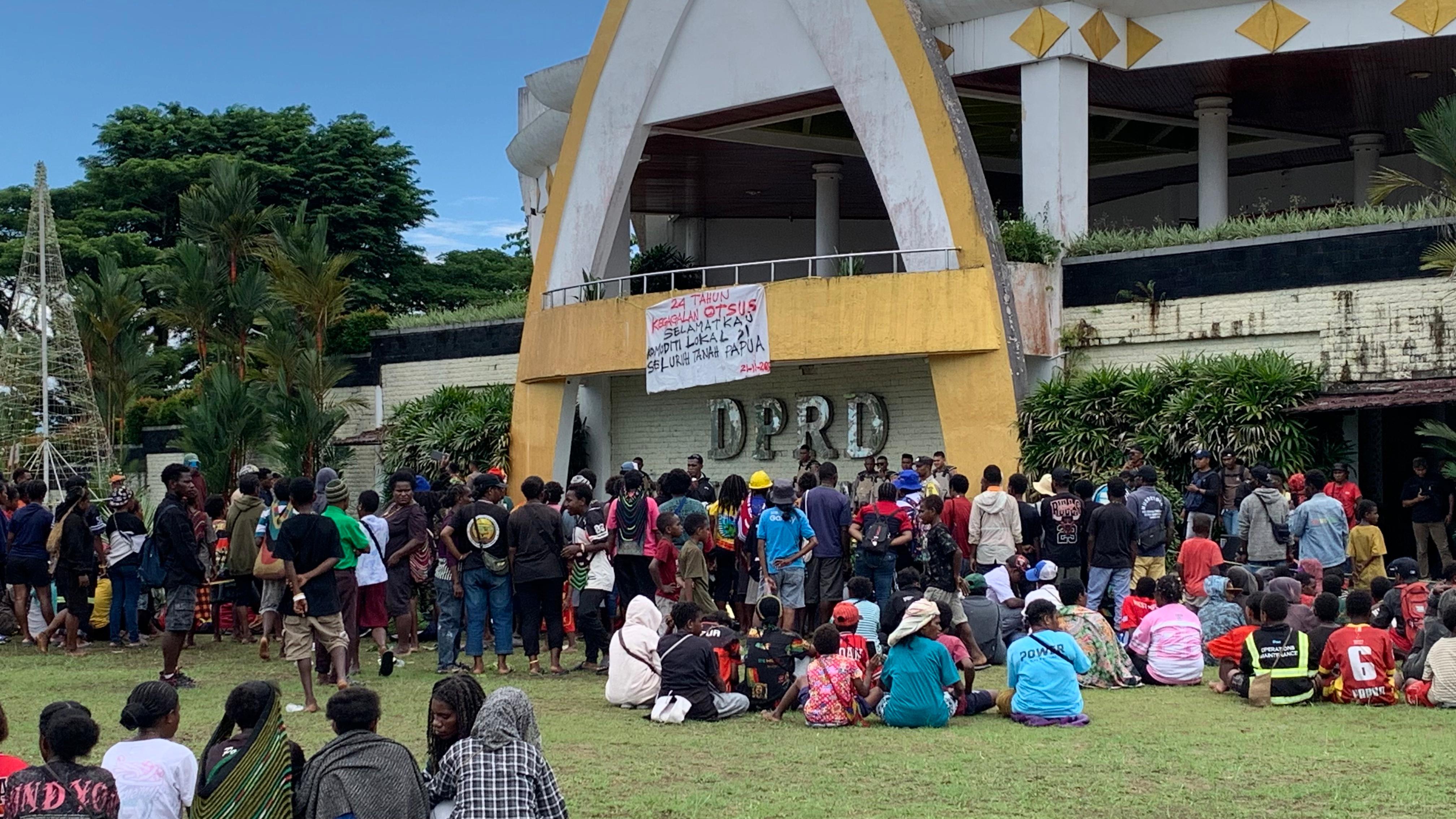 Peringati Hari Otsus, Solidaritas Mahasiswa dan Masyarakat Demo di DPRK Mimika