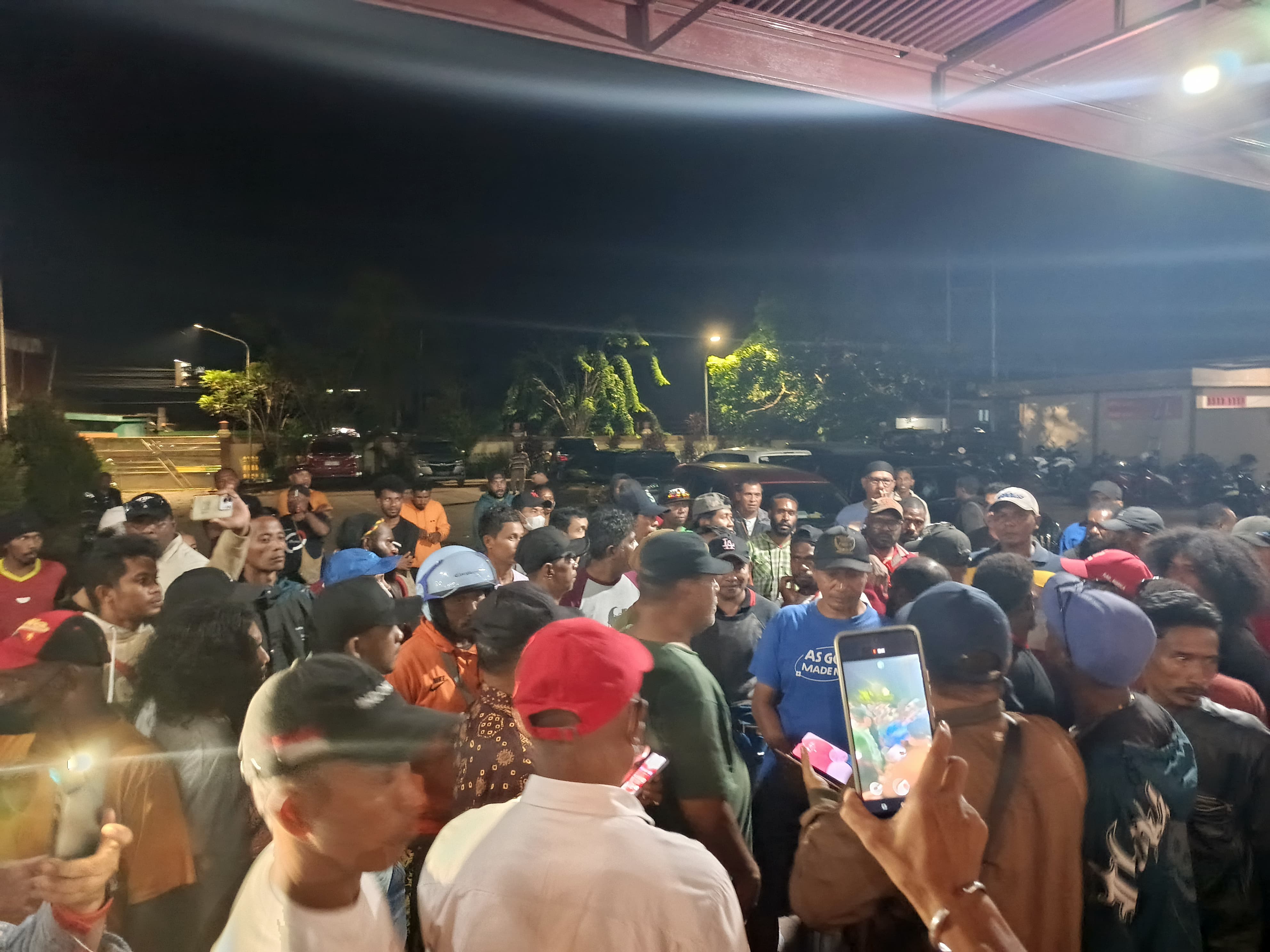 Nampak Kerumunan Warga Di Hotel Cartenz Timika, Selasa (3/12/2024) Malam
