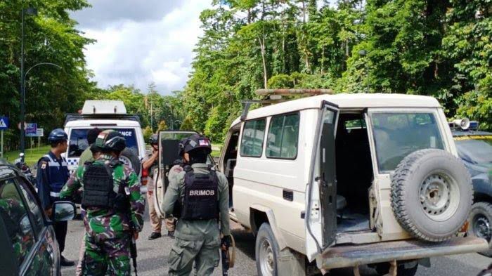 Satgas Yonif R 631/atg Gelar Patroli Gabungan Bersama Anggota Brimob Yang Tergabung Dalam Satgas Amole