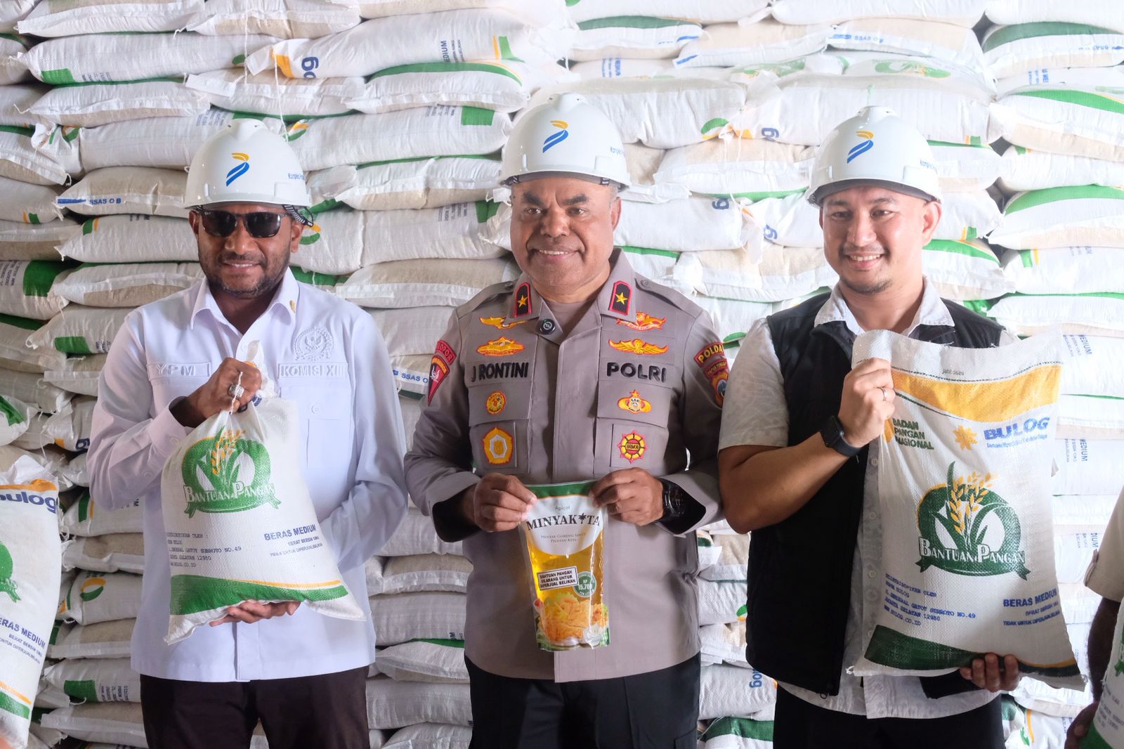 Yan Mandenas dan Kapolda PPT Pantau Pendistribusian dan Cek Kesiapan Stok Beras di Bulog KC Timika