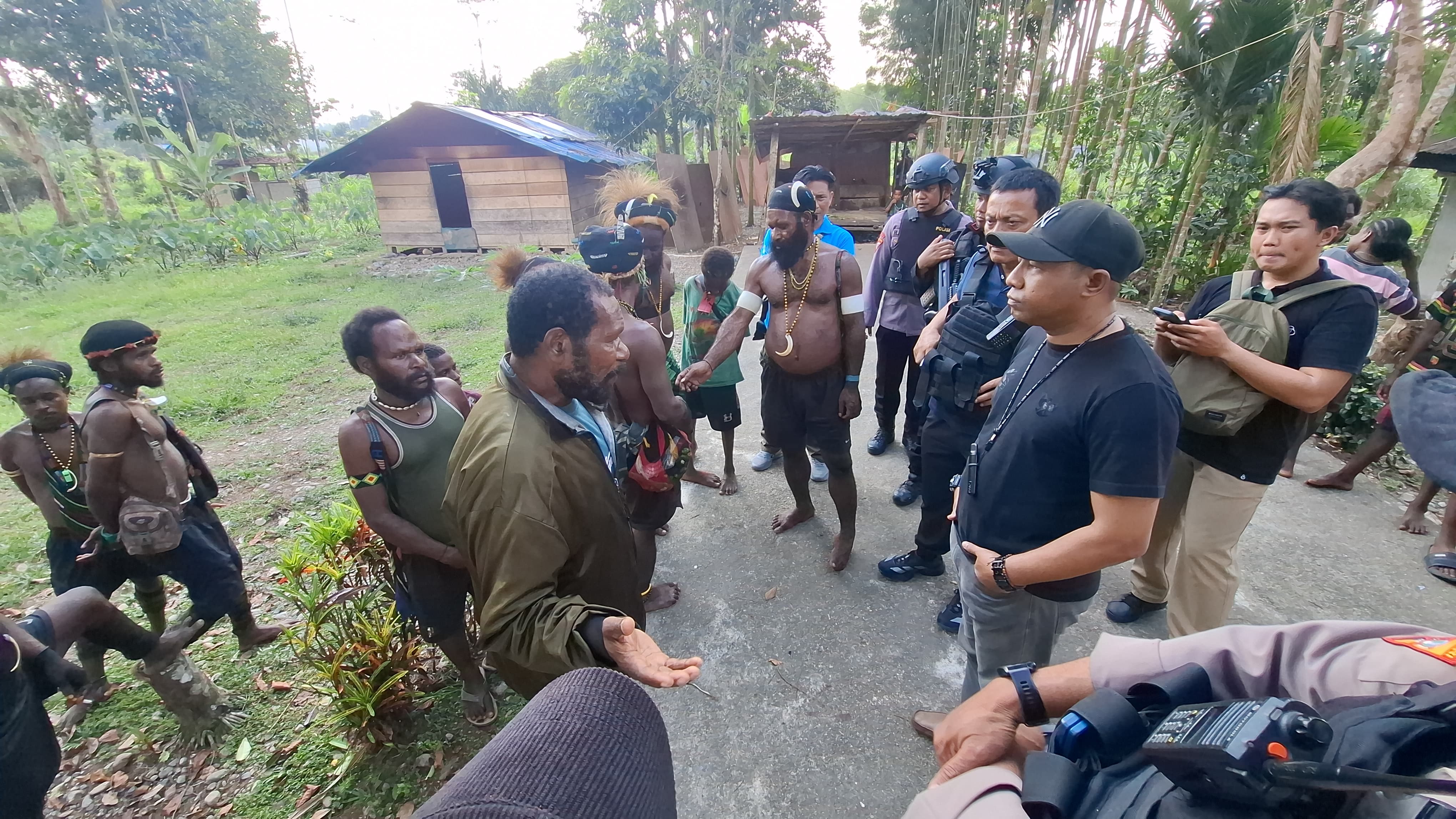 Syaratkan Penyerahan Senjata, Kapolres Mimika Mediasi Dua Kubu Bertikai di Kwamki Narama