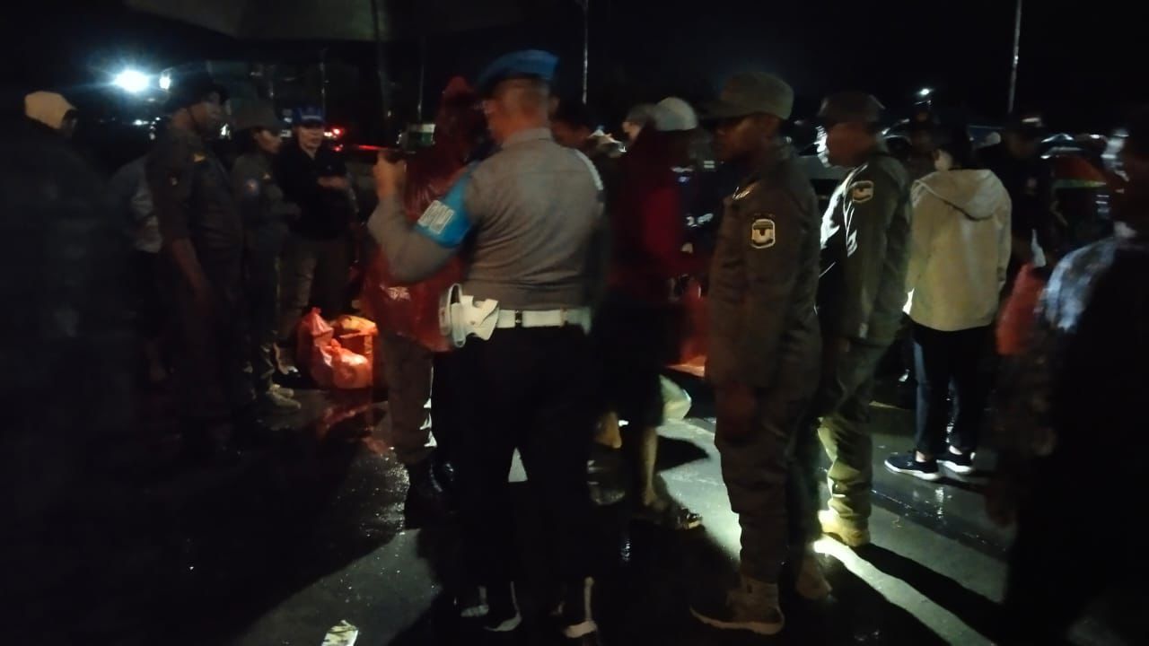 Personel Gabungan Amankan Ratusan Liter Minuman Keras di Pelabuhan Poumako