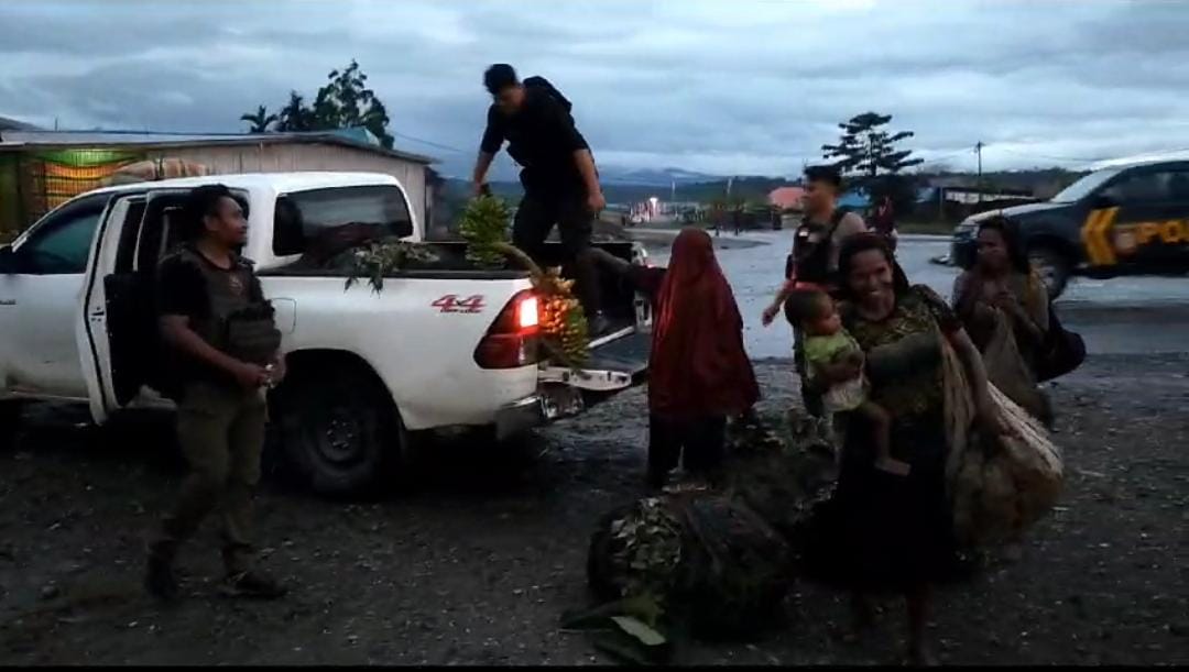 Wujud Pelayanan Kemanusiaan, Polisi di Nduga Sigap Antar Jemput Mama Papua